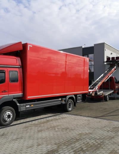 LKW Entladnung und Liftfahrzeug im Einsatz